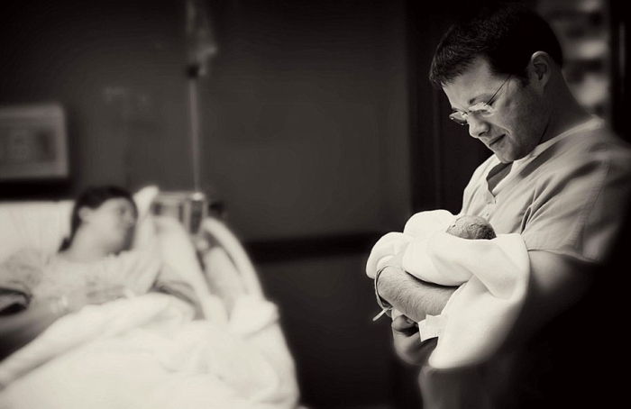 tragic-photographs-of-parents-giving-their-last-goodbye-to-their-lost-babies-3