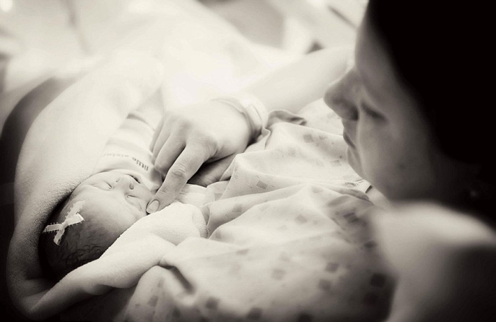 tragic-photographs-of-parents-giving-their-last-goodbye-to-their-lost-babies-4