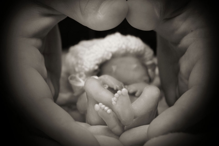 tragic-photographs-of-parents-giving-their-last-goodbye-to-their-lost-babies-9