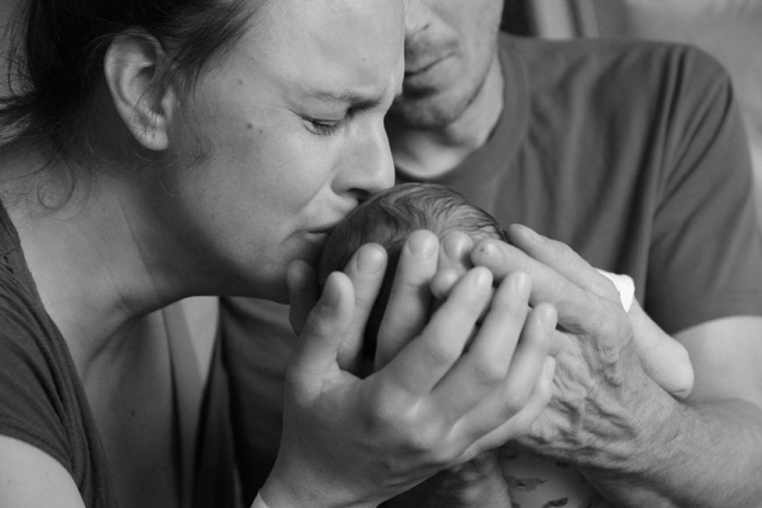 tragic-photographs-of-parents-giving-their-last-goodbye-to-their-lost-babies-12