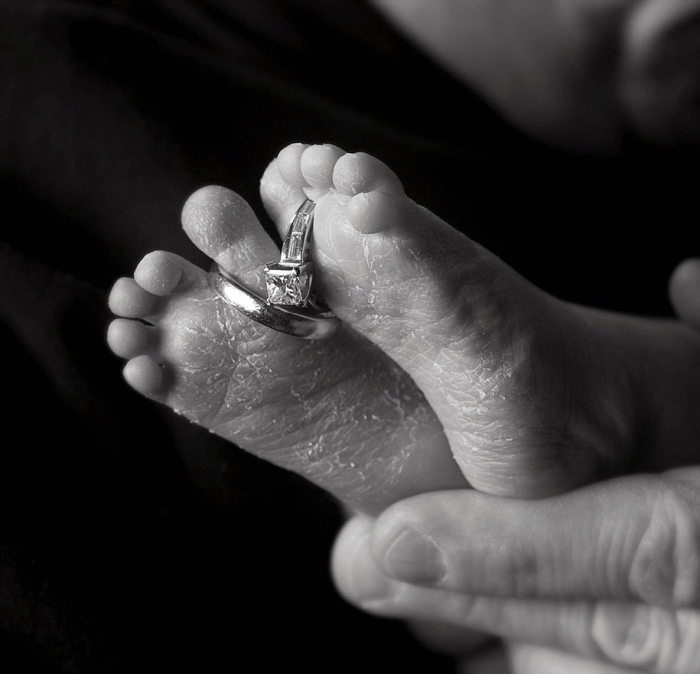 tragic-photographs-of-parents-giving-their-last-goodbye-to-their-lost-babies-8