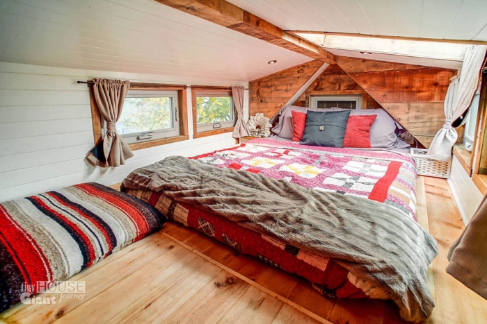 couple-travel-tiny-house-giant-journey-guillaume-dutilha-jenna-spesard-15