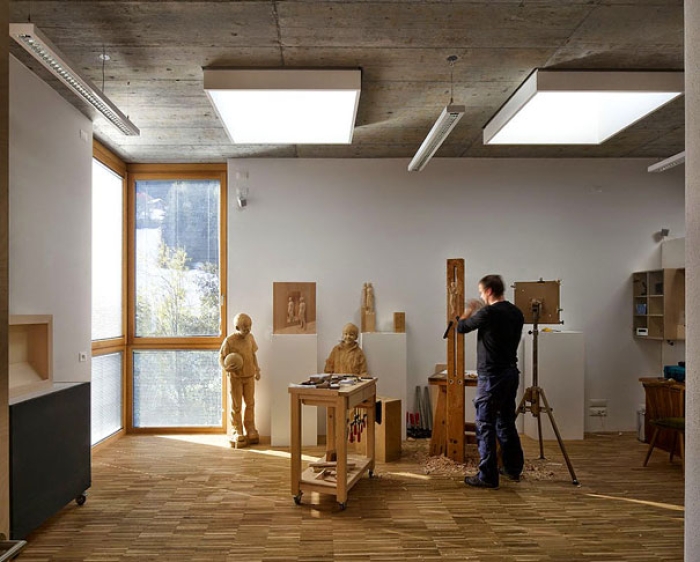 realistic-wood-sculpture-peter-demetz-11