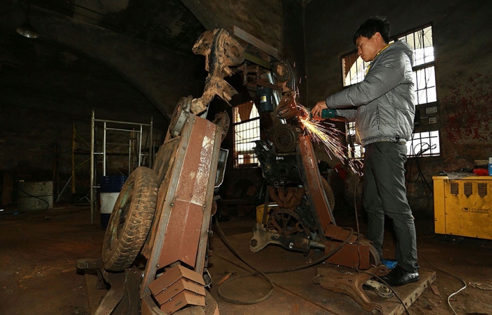 recycled-car-parts-scrap-metal-sculpture-transformers-father-son-farmer-china-01