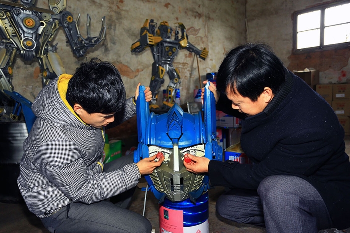 recycled-car-parts-scrap-metal-sculpture-transformers-father-son-farmer-china-05