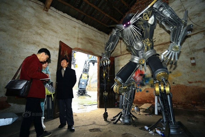 recycled-car-parts-scrap-metal-sculpture-transformers-father-son-farmer-china-09