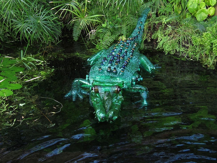 plastic-bottle-sculpture-pet-art-veronika-richterova-05