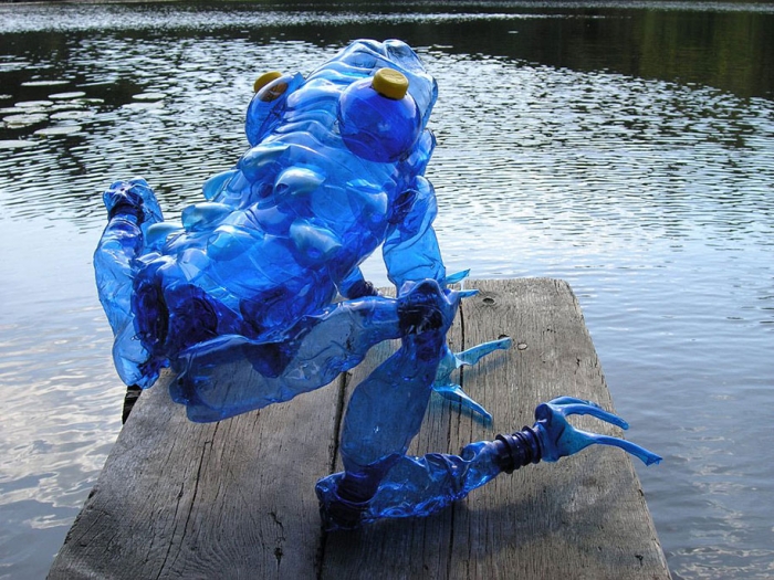 plastic-bottle-sculpture-pet-art-veronika-richterova-01