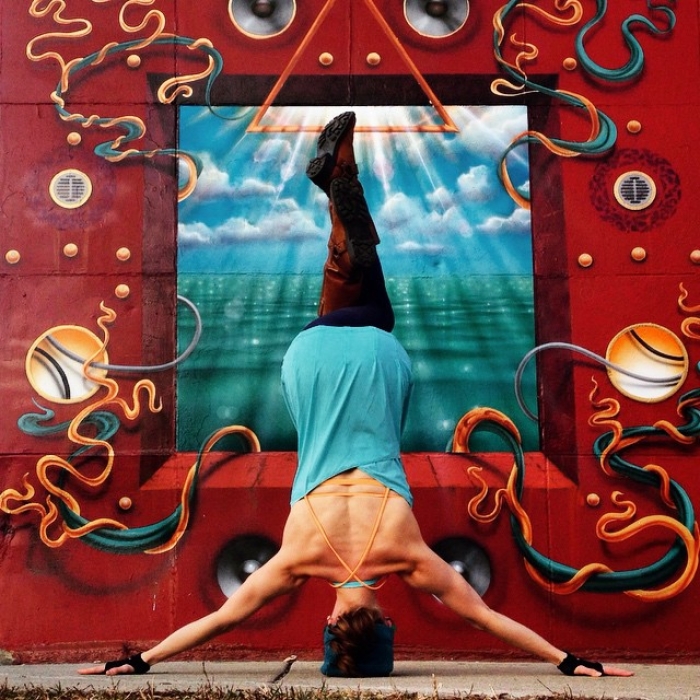 yoga-poses-street-art-graffiti-soren-buchanan-49