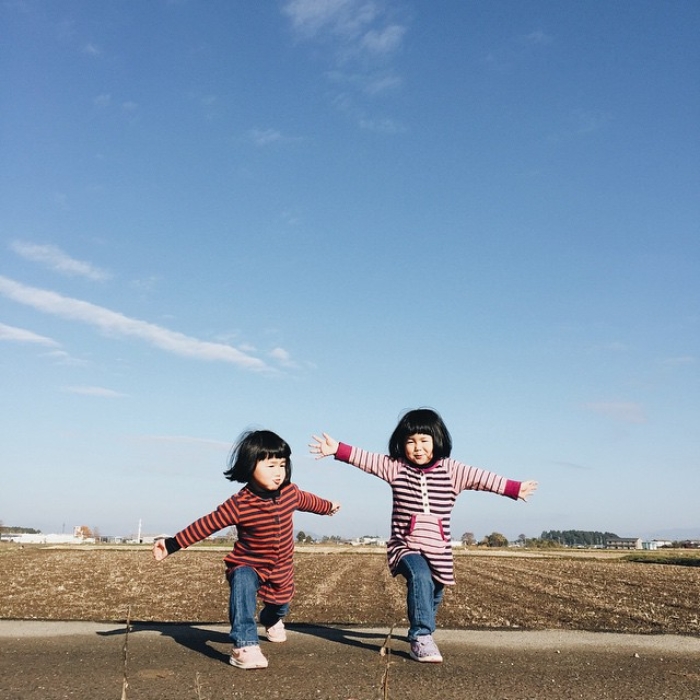 childhood-twin-sisters-family-pictures-sunmoooon-akira-oozawa-14