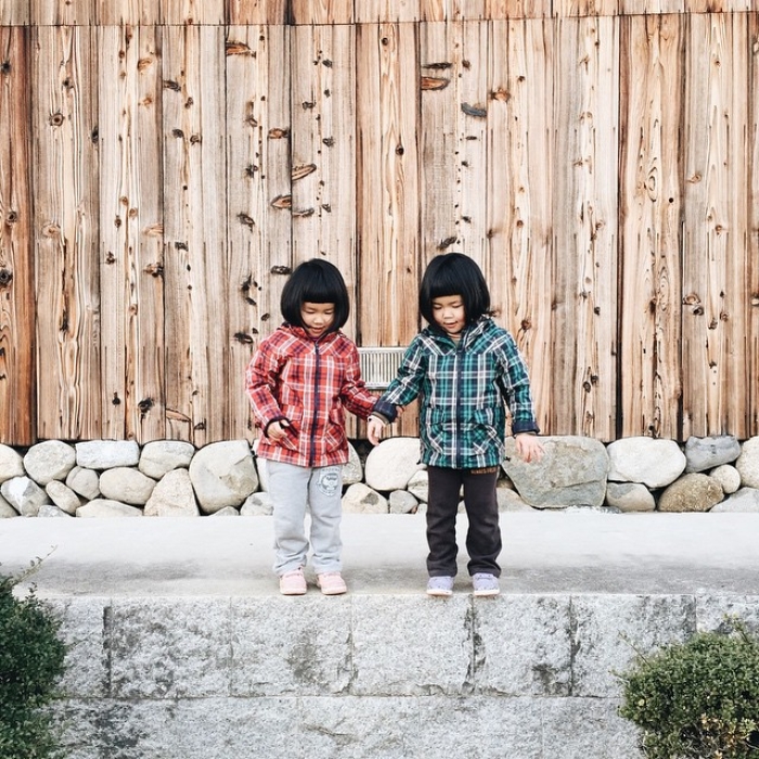 childhood-twin-sisters-family-pictures-sunmoooon-akira-oozawa-11