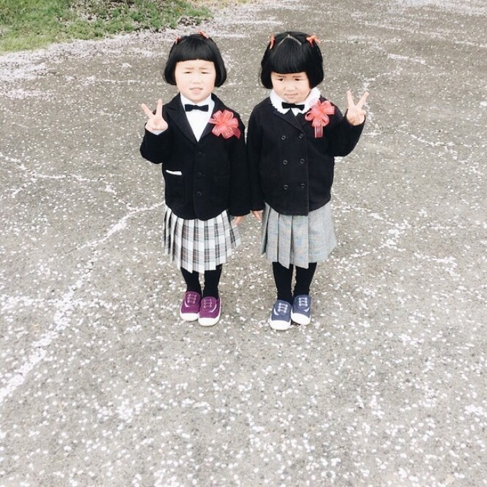 childhood-twin-sisters-family-pictures-sunmoooon-akira-oozawa-06