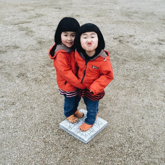 childhood-twin-sisters-family-pictures-sunmoooon-akira-oozawa-09