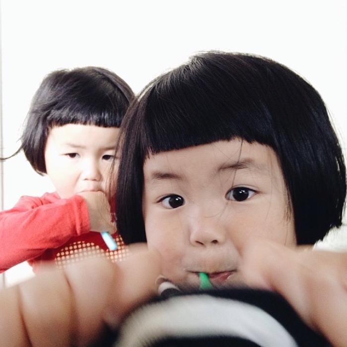 childhood-twin-sisters-family-pictures-sunmoooon-akira-oozawa-28