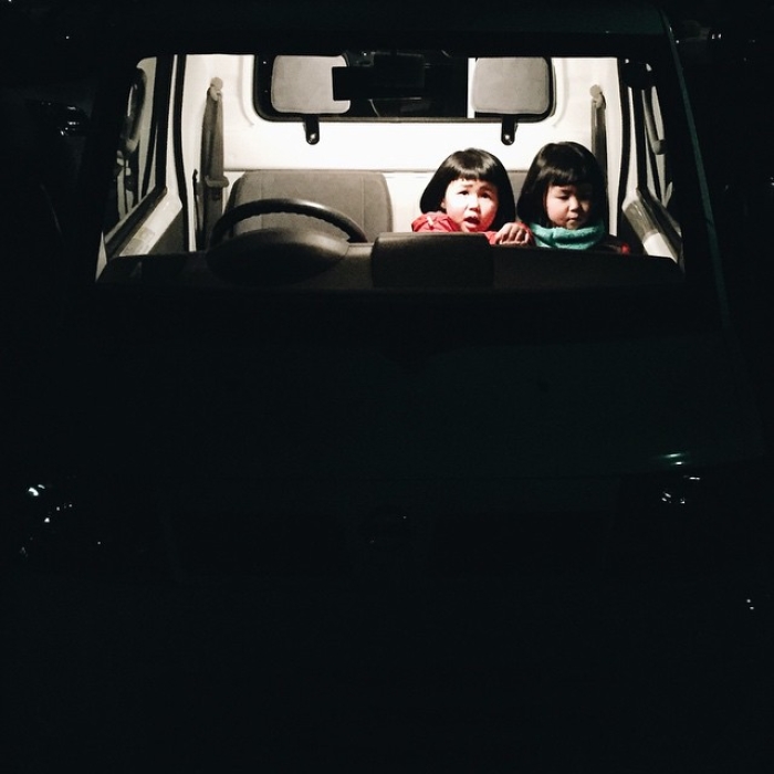 childhood-twin-sisters-family-pictures-sunmoooon-akira-oozawa-10