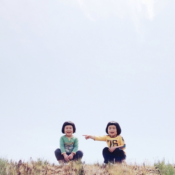childhood-twin-sisters-family-pictures-sunmoooon-akira-oozawa-31