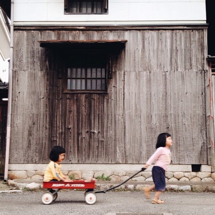 childhood-twin-sisters-family-pictures-sunmoooon-akira-oozawa-33