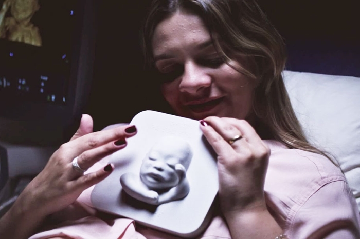 3d-printing-ultrasound-blind-mother-meeting-murilo-countingthedays-huggies-1