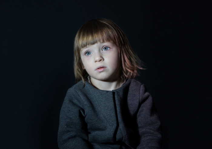 children-watching-tv-idiot-box-donna-lee-stevens-3