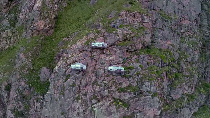 scary-suspended-see-through-pod-capsule-skylodge-hotel-peru-9