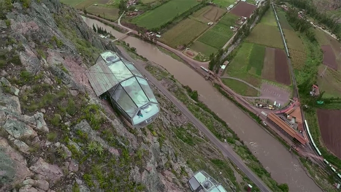 scary-suspended-see-through-pod-capsule-skylodge-hotel-peru-8
