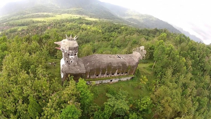 abandoned-prayer-house-jungle-chicken-church-daniel-alamsjah-indonesia-1