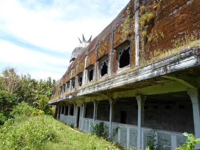 abandoned-prayer-house-jungle-chicken-church-daniel-alamsjah-indonesia-9