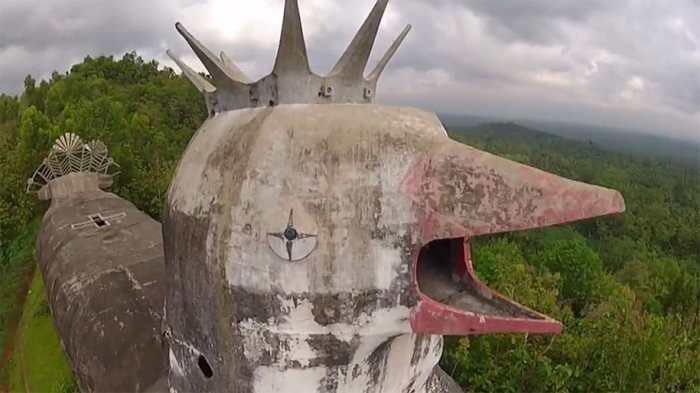 abandoned-prayer-house-jungle-chicken-church-daniel-alamsjah-indonesia-2
