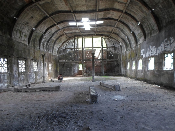 abandoned-prayer-house-jungle-chicken-church-daniel-alamsjah-indonesia-6