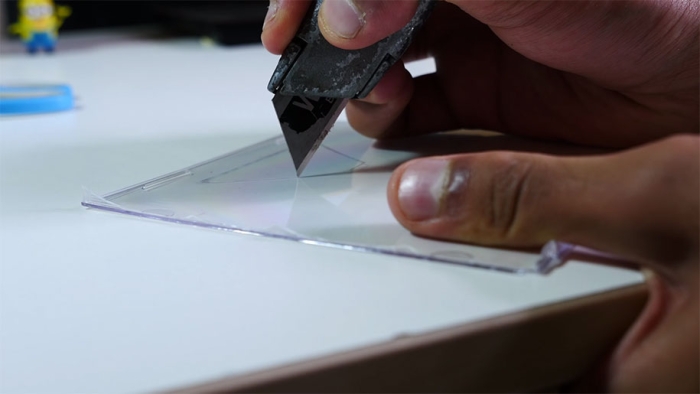 3d-hologram-projector-smartphone-diy-mrwhosetheboss-8
