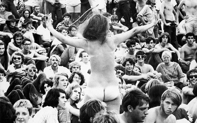 21 Photo Showing How Wild Woodstock Really Got
