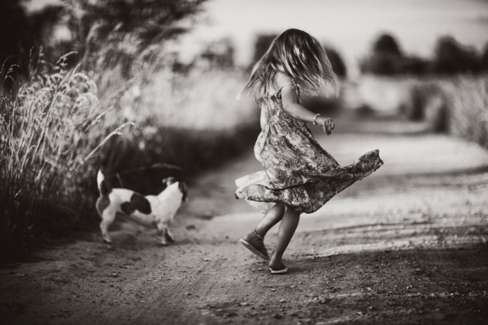 idyllic-summers-village-children-play-summertime-izabela-urbaniak-4