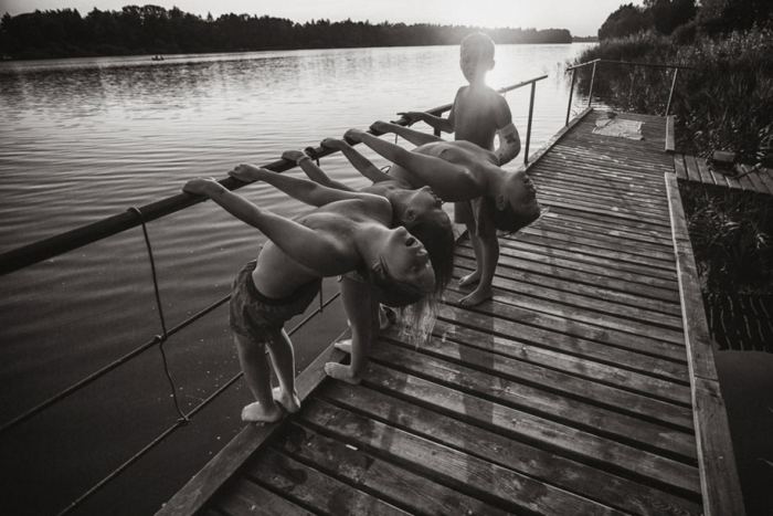 idyllic-summers-village-children-play-summertime-izabela-urbaniak-8