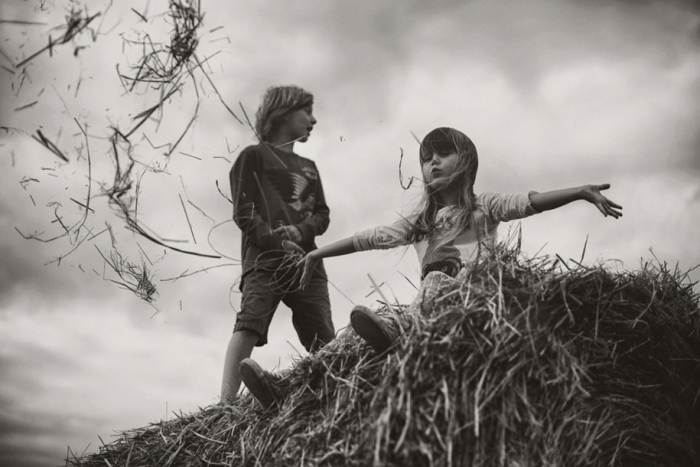 idyllic-summers-village-children-play-summertime-izabela-urbaniak-1