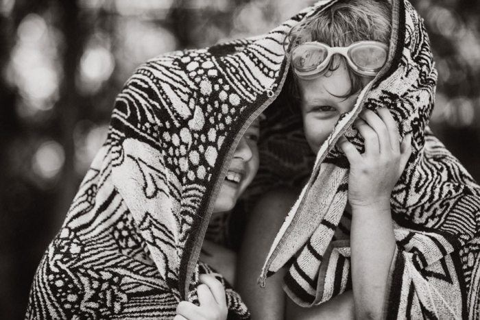 idyllic-summers-village-children-play-summertime-izabela-urbaniak-5