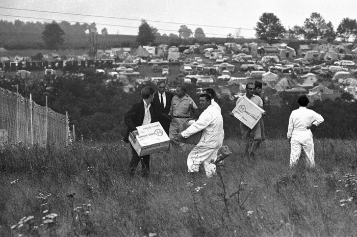 crazy-things-woodstock-festival-photography-7