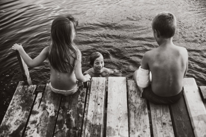 idyllic-summers-village-children-play-summertime-izabela-urbaniak-14