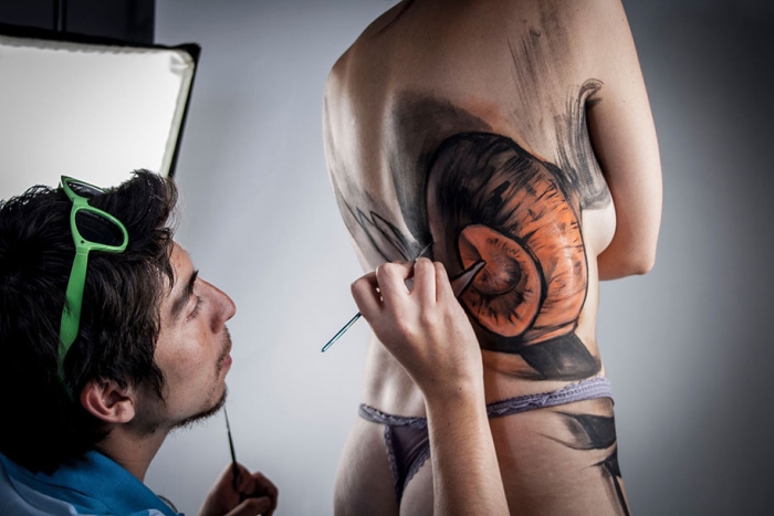 woman-tearing-herself-apart-grotesque-body-painting-jeampiere-dinamarca-poque-5