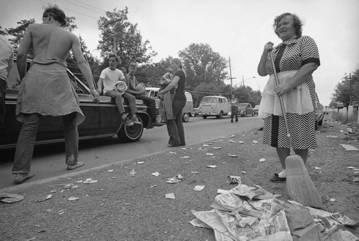 crazy-things-woodstock-festival-photography-3