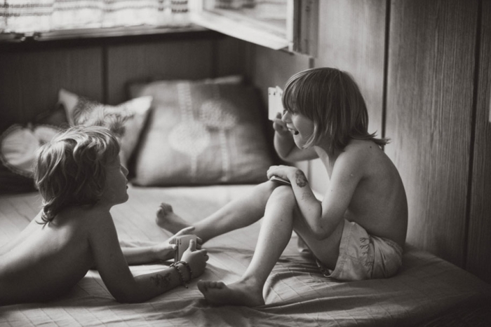 idyllic-summers-village-children-play-summertime-izabela-urbaniak-2