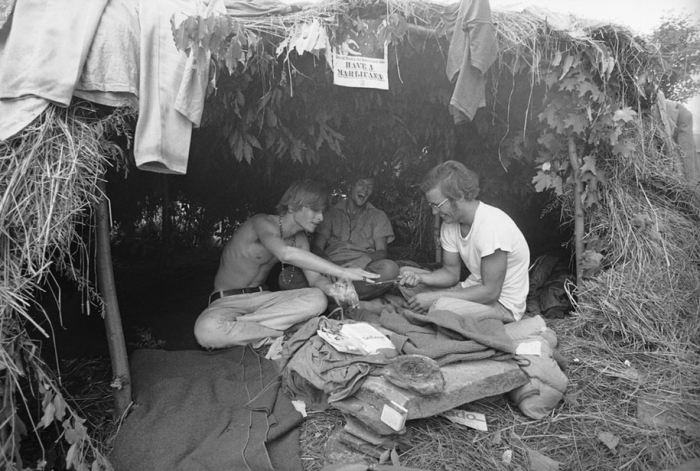 crazy-things-woodstock-festival-photography-5
