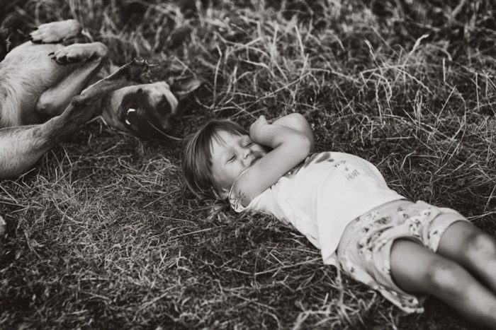 idyllic-summers-village-children-play-summertime-izabela-urbaniak-6