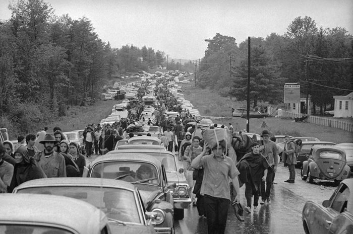 crazy-things-woodstock-festival-photography-10