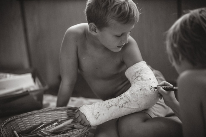 idyllic-summers-village-children-play-summertime-izabela-urbaniak-7