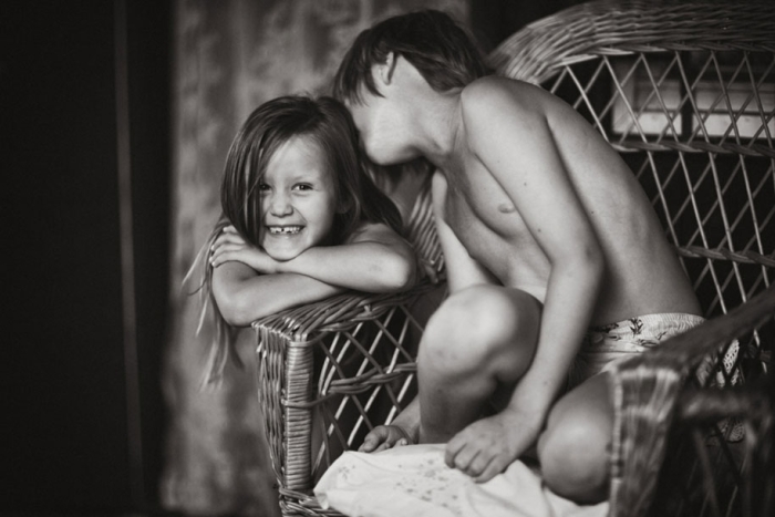 idyllic-summers-village-children-play-summertime-izabela-urbaniak-24