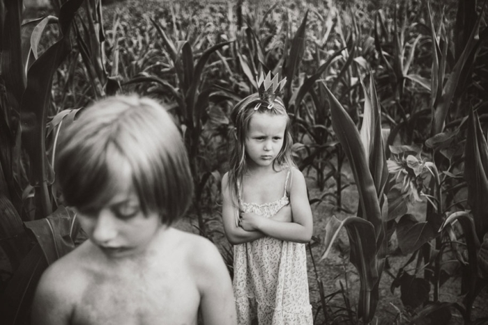 idyllic-summers-village-children-play-summertime-izabela-urbaniak-12
