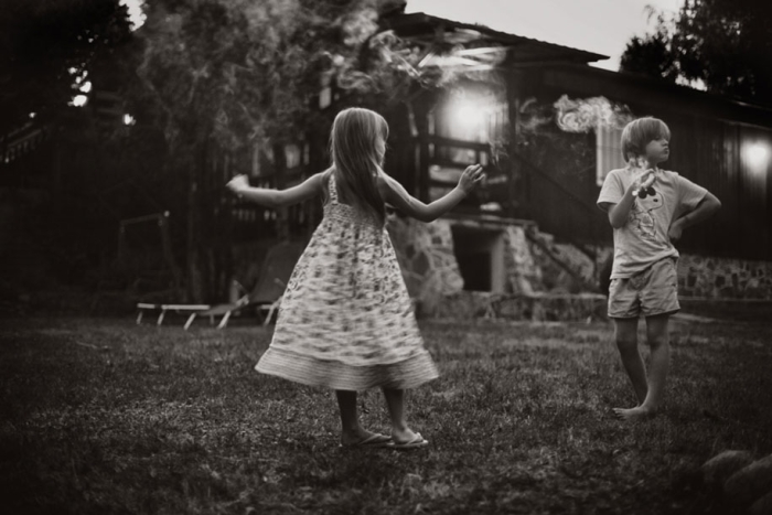 idyllic-summers-village-children-play-summertime-izabela-urbaniak-11