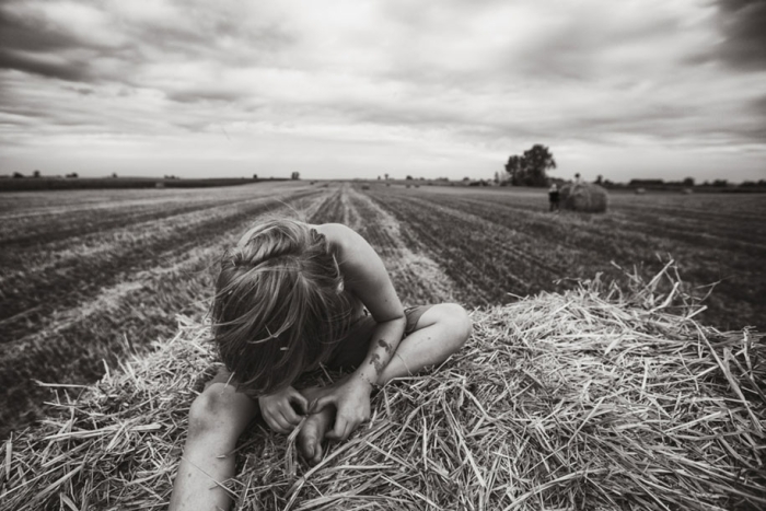 idyllic-summers-village-children-play-summertime-izabela-urbaniak-16