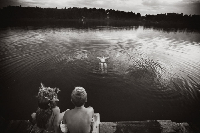 idyllic-summers-village-children-play-summertime-izabela-urbaniak-15