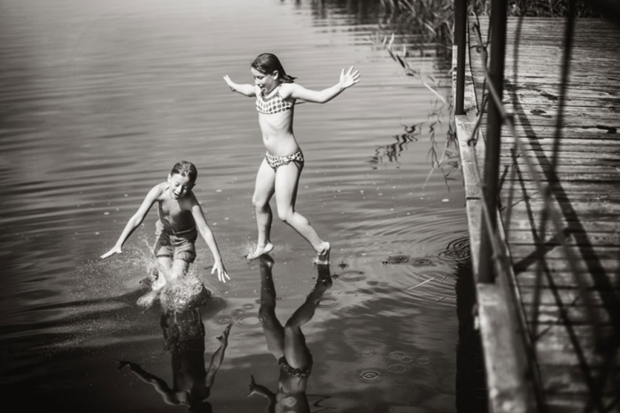 idyllic-summers-village-children-play-summertime-izabela-urbaniak-18